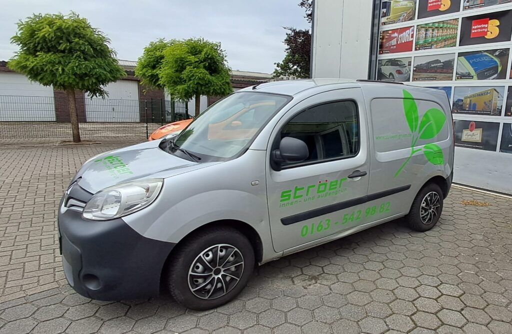 Foto von Renault Kangoo mit Firmenbeschriftung von der Firma Ströer Innen- und Außengrün.