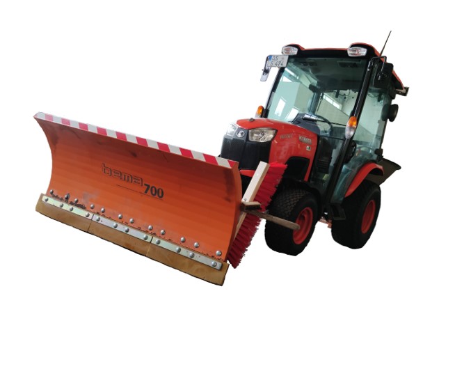 Foto von einem Kubota Schmalspurschlepper mit Schneeschild und Streuer.