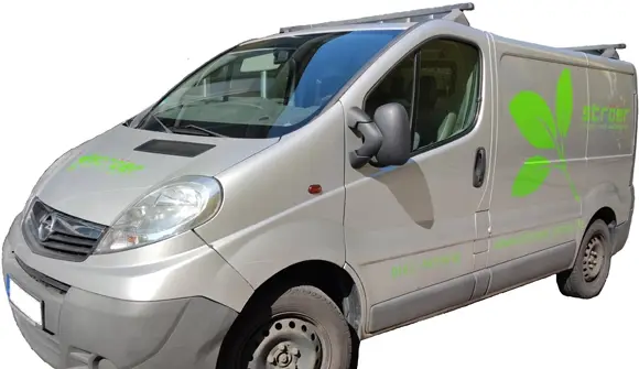 Foto von Opel Vivaro mit Firmenbeschriftung von der Firma Ströer Innen- und Außengrün.