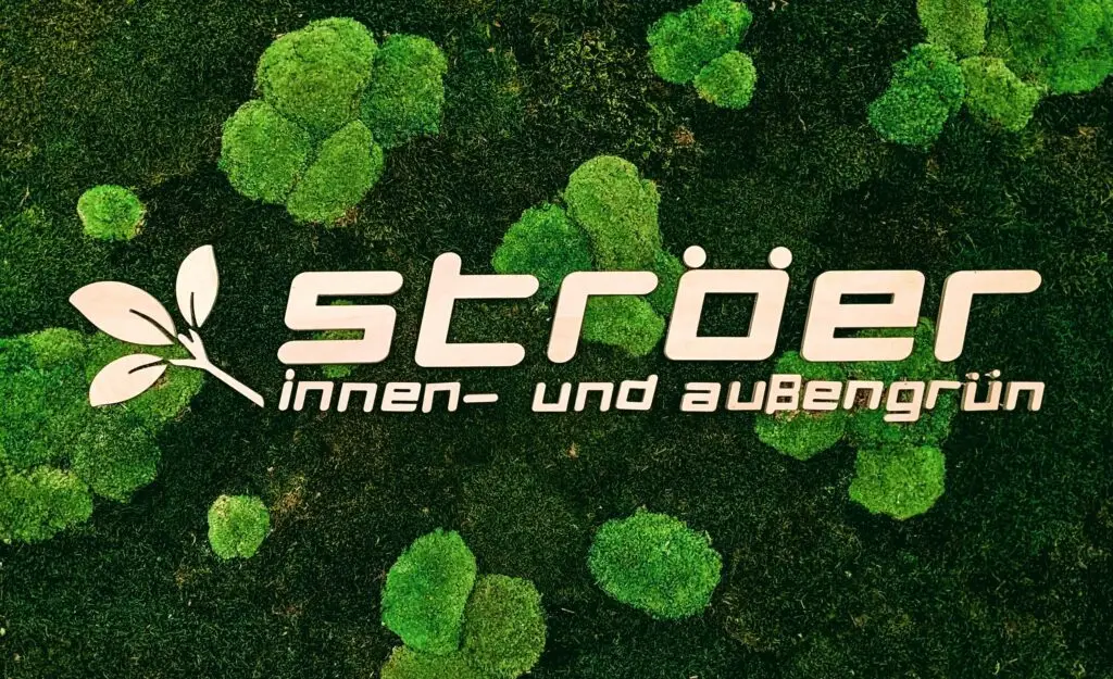 Foto von einem Moosbild aus diversen Moossorten zentral dem Logo der Firma Ströer Innen- und Außengrün.