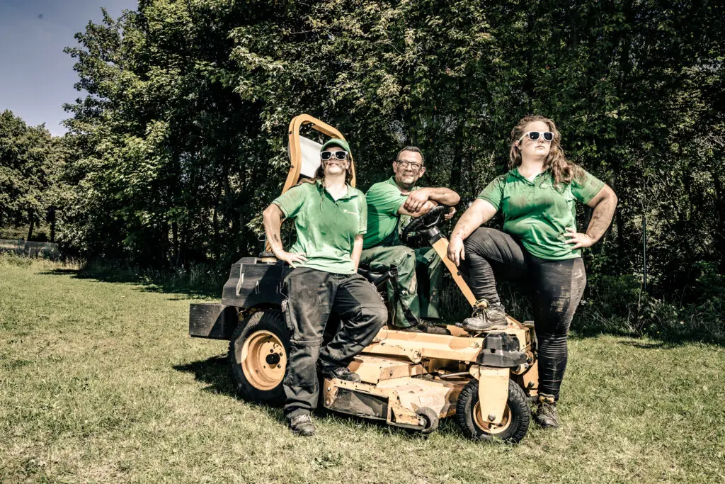 Foto von Cub Cadet Rasenmäher und drei Maschinenführern.
