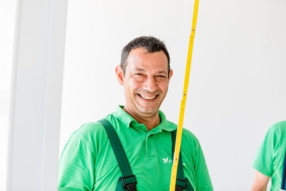 Foto von Mitarbeiter Angelo Papke mit einem Zollstock.