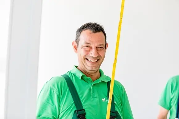 Foto von Mitarbeiter Angelo Papke mit einem Zollstock.