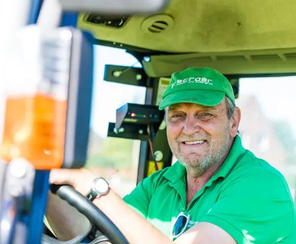 Foto von Mitarbeiter Jürgen Ströer in einem Trecker.