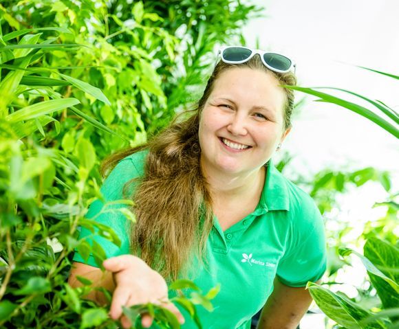 Foto von Marina Ströer zwischen Pflanzen.