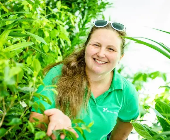 Foto von Marina Ströer zwischen Pflanzen.