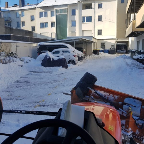 Kubota bei Schnee im Hinterhof