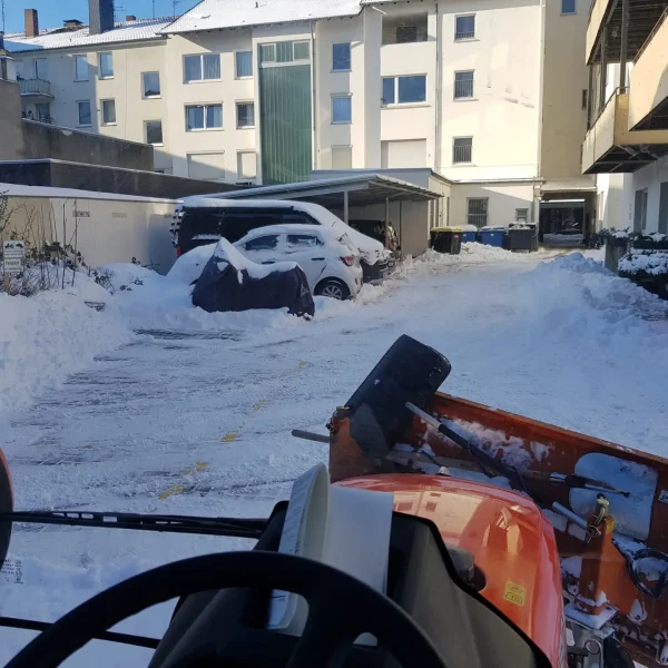 Kubota bei Schnee im Hinterhof